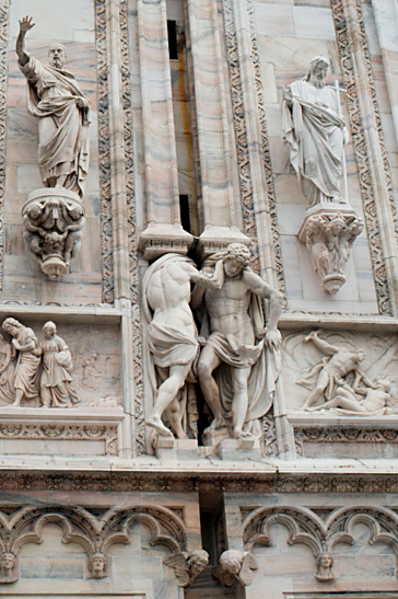 10-28 statue L1002259